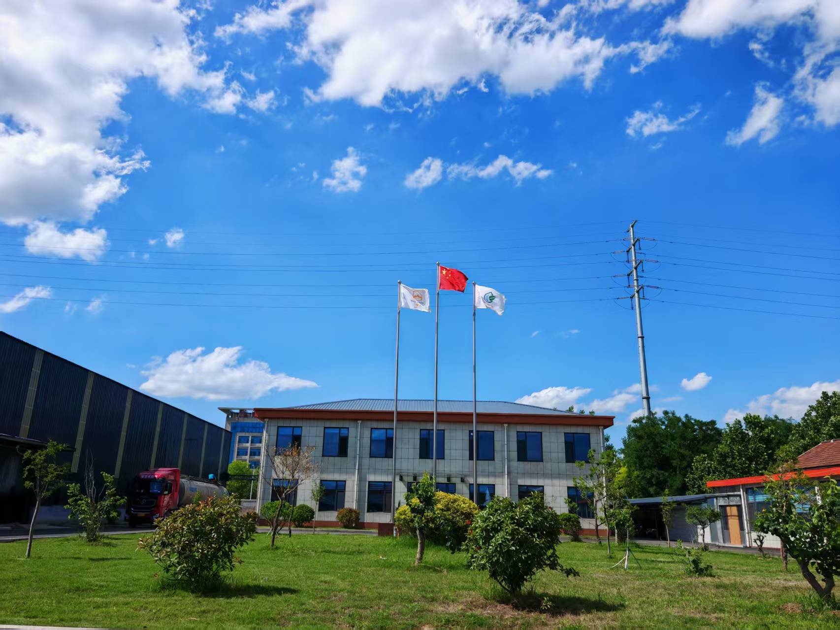 Industrial equipment arriving at the HongXuan facility